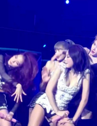 胸の谷間大胆に露出した衣裳でライブしてるBLACK PINKジェニーの画像