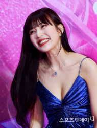 胸の谷間露出ドレス姿で授賞式に来てくれるRed Velvetジョイの画像