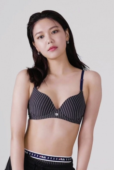 ファッションモデルになってブラジャー丸出し姿を魅せてくれる少女時代スヨン その2の画像