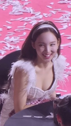 谷間丸出し衣裳の隙間から色々見えちゃうTWICEナヨンの画像