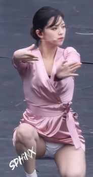 ミニスカ衣裳でしゃがんで良い感じに白いの魅せてるTWICEジョンヨンの画像