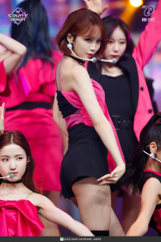 短パン履いて綺麗な脚を丸出しで踊るIZONEチェウォンの画像