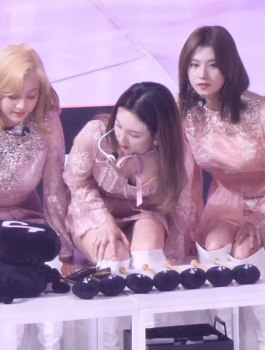 椅子に座りながら胸チラ＆パンチラしてくれるTWICEナヨンの画像