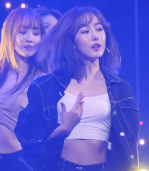 薄着衣裳でおっぱいの形くっきりさせながら踊るGFRIENDシンビの画像