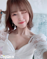 胸の谷間露出のセクシー衣裳で音楽番組に出ちゃうOH MY GIRLアリンの画像