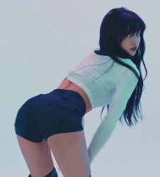 スケベな体を魅せつけながら踊り狂うBLACK PINKリサの画像