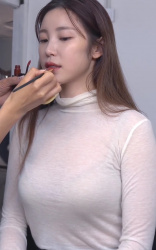 ブラ透け衣裳で巨乳を魅せながら写真撮影してる元Secretヒョソンの画像