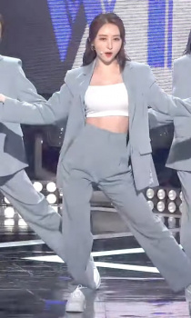 ほとんど下着みたいな衣裳で巨乳を揺らしながら踊るDREAMCATCHERスアの画像