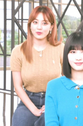 ただ座ってトークしてるだけなのに巨乳の存在感が凄いTWICEジヒョの画像