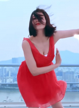 巨乳の谷間を魅せながら屋上で踊ってるIZONEウンビの画像