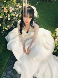 巨乳の胸の谷間魅せちゃうドレス姿で写真撮ってる宇宙少女ソンソの画像