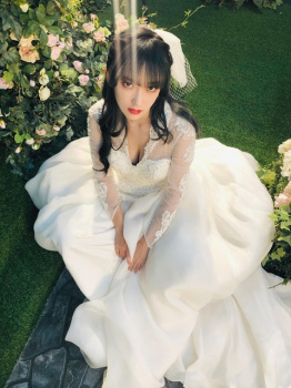 巨乳の胸の谷間魅せちゃうドレス姿で写真撮ってる宇宙少女ソンソの画像