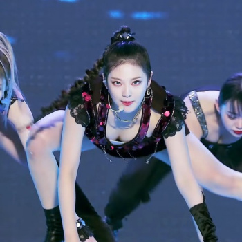 しゃがんで胸の谷間を魅せるダンスを踊るaespaニンニンの画像