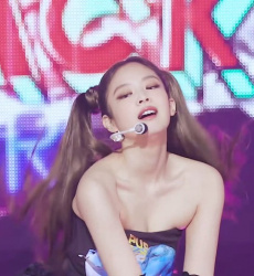 オフショル衣裳で可愛い胸の谷間魅せながら踊ってるBLACK PINKジェニーの画像