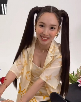 胸の谷間魅せながら撮影してるTWICEナヨンの画像