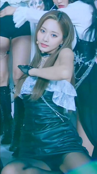 ミニスカ衣裳でしゃがんで中身魅せちゃうTWICEツウィの画像
