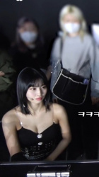 丁寧にお辞儀して巨乳の谷間を魅せてくれるTWICEモモの画像