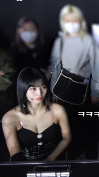 丁寧にお辞儀して巨乳の谷間を魅せてくれるTWICEモモの画像