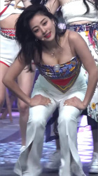 巨乳の谷間を魅せながら音楽番組に出演してるTWICEジヒョの画像