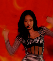 胸の谷間露出衣裳で激しく踊ってるBLACK PINKジェニーの画像