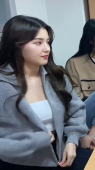 上着を開けて巨乳を魅せてくれるMOMOLANDナンシーの画像