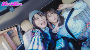 ワンボックス車内、スカート女子2人に挟まれる逆3Pの画像