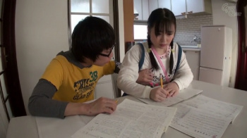 同級生のツンとしたおっぱいが気になる男子　もう勉強どころではない💛の画像
