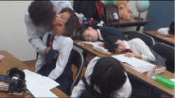学習塾で変態講師が生徒を眠らせイタズラ！幼いカラダを味比べ💛の画像
