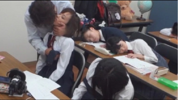 学習塾で変態講師が生徒を眠らせイタズラ！幼いカラダを味比べ💛の画像