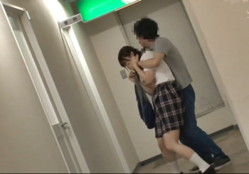 歩きスマホのJKを個室トイレに強制連込み！脅して狭い膣にぶち込み💛の画像