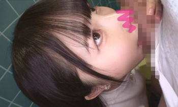 【見上げフェラ】公衆トイレでフェラ抜きしてくれるミニマム彼女が最高すぎるwwwwwの画像