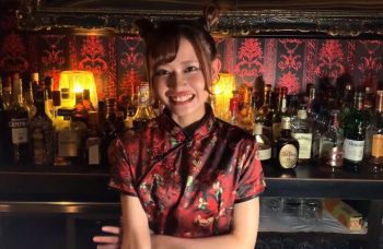 チャイナコスが似合うロリ体系美女に巨根を挿入しガン突きwwwww(動画)の画像