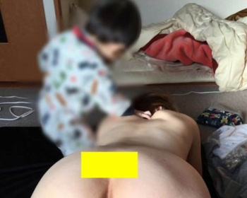 【画像】子供の前でセ●クスするバカ夫婦の画像が流出wwwwwの画像