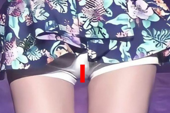 【画像】TWICE モモ、ショートパンツが食い込んでマ●スジ丸見えにwwwwwの画像