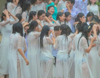 【画像】ベトナムの女学生、大雨でアオザイがスケスケwwwwwwwwの画像