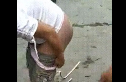 【閲覧注意】女さん、コンクリートの上に赤ちゃんを産み落としてしまう衝撃動画の画像