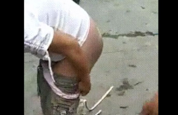 【閲覧注意】女さん、コンクリートの上に赤ちゃんを産み落としてしまう衝撃動画の画像