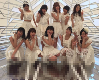 【画像】アイドルさん、集合写真で床にパンツが反射してしまうwwwwwの画像