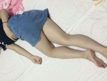 【画像】夏に旅行で撮った女友達のえっっっな太もも載せてくwwwwwwの画像