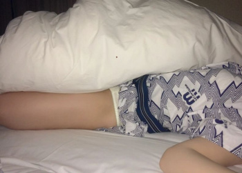 【画像】温泉で浴衣がはだけて寝てる彼女を撮ったwwwwwwの画像