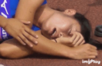 【画像】陸上女子が走って疲れきった姿がまるでセッ〇スの後wwwwwwwwwwwwwwの画像