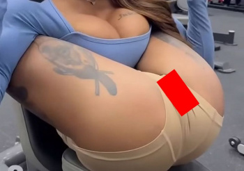 【画像】短パンで変った筋トレをする女、アソコの形がクッキリすぎるwwwwwwの画像