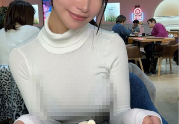 【画像】えっちな人妻、パンチラ・透けブラしたままインスタ投稿してしまうwwwwwwwwwの画像