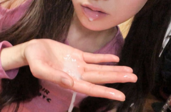 【工ロ注意】メイドカフェ店員の可愛いお口に大量発射‼ 精 子大好き美少女だったｗｗｗｗｗｗの画像