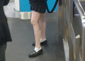 【画像】電車を待つ工ロい生脚の女子 高生wwwwwwwwの画像
