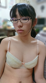 【画像】こういう地味な女の子でも抜けるヤツいるの???の画像