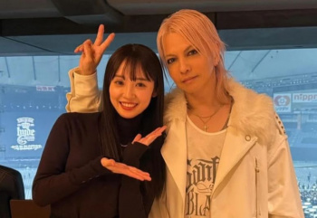 【画像】女の子、HYDEのライブ見に行ってツーショもパシャリ。HYDE若すぎだろwwwwwwの画像