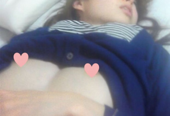 【画像】寝てる彼女のおっぱいの撮影に成功wwwwwwwwwwwwwの画像
