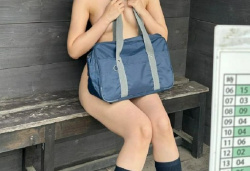 【画像】田舎のバス停に全裸の女が居たんだがwwwwwwwwwwwの画像