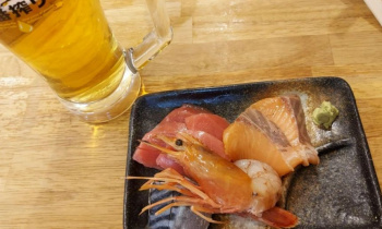 【画像】勃ち飲み屋という店で飲んでるwwwwwwwの画像